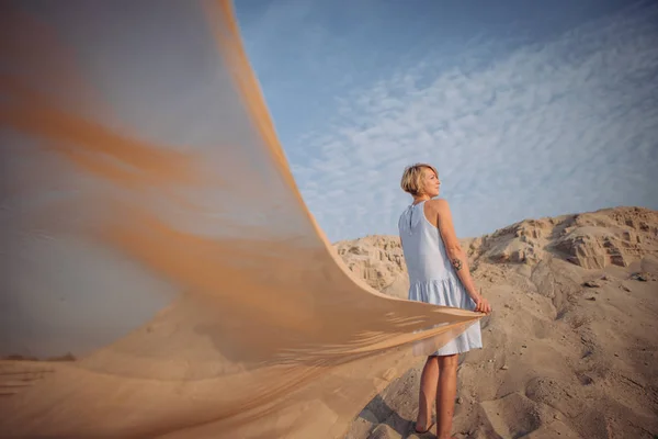 女孩与轻的面纱和风在沙漠中展开她的翅膀 — 图库照片