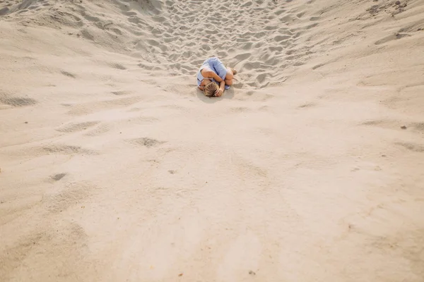 Ragazza Sundress Trova Sulla Sabbia Triste Piangendo Nostalgia Solitudine Concettuale — Foto Stock