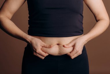 kadın fitness yağ sarkma mide vücut zayıflama