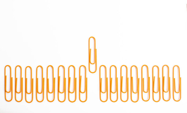 Сначала выделилась одна обособленная скрепка
