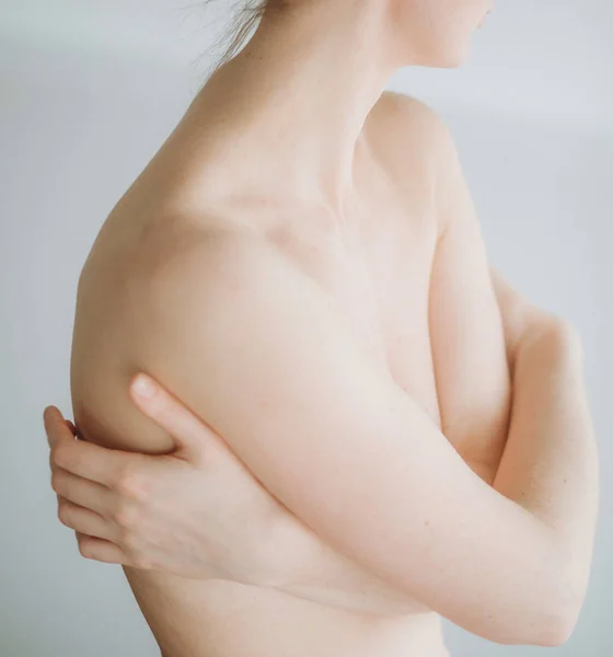 Corpo da mulher gentilmente braços para trás ombros saúde — Fotografia de Stock