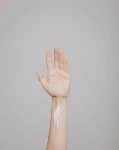 Jarní ženské ruky vzorek bílé listy centrum — Stock fotografie