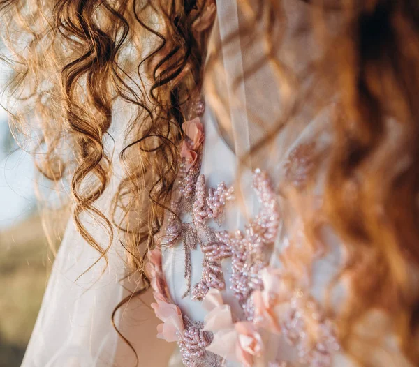 Волосся дівчина світла сукня літні сонячні промені — стокове фото