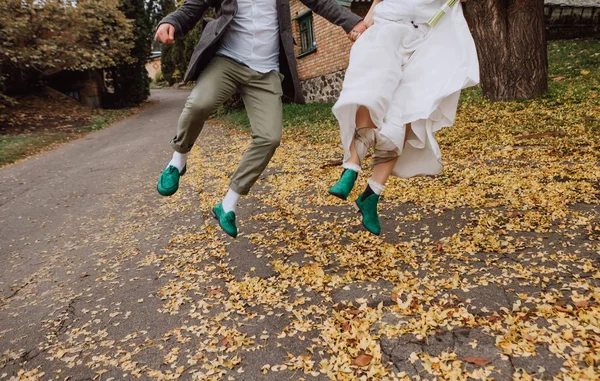 Paar liefde sprong geluk stijl schoenen groen — Stockfoto