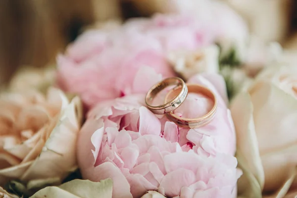 rings wedding symbol bouquet flowers rose peony