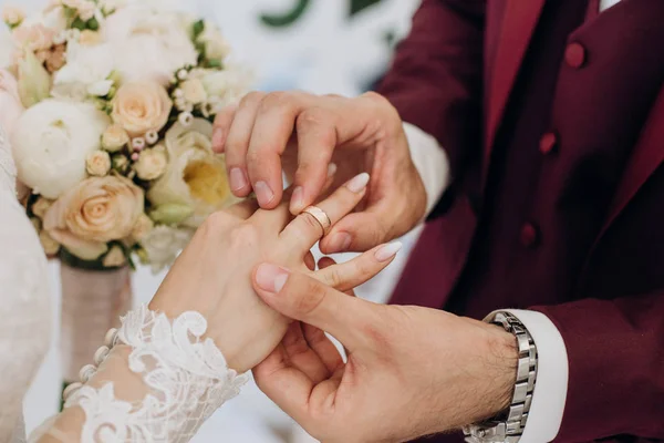 Svatební obřad lásky pár šaty kroužky prst — Stock fotografie