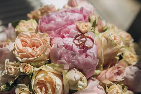 rings wedding symbol bouquet flowers rose peony