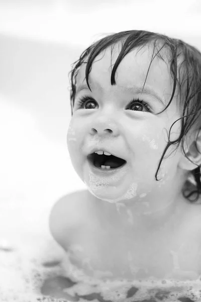Kleine meisje zwembad vreugde zwemmen smile fun — Stockfoto