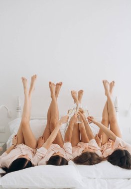 yatağa yatan bekarlığa veda partisi yatak şampanya gözlük