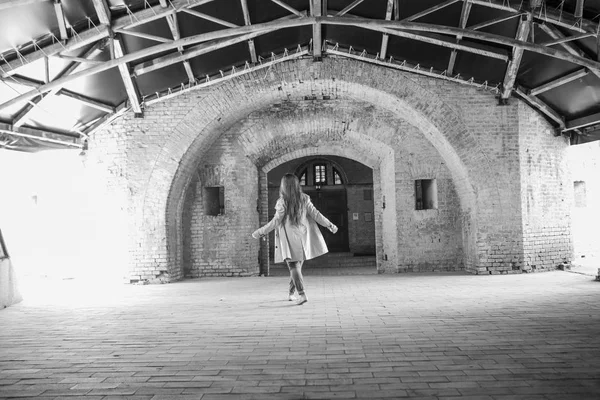 Девушка танцует на фоне старой архитектуры — стоковое фото