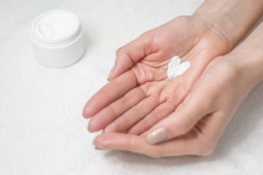 ellerini beyaz krem kalp palm şişe tablo