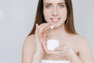 büyük dudaklar krem yüz cilt parmak gülümse