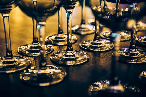 광채 빛 바 많은 와인 안경 — 스톡 사진