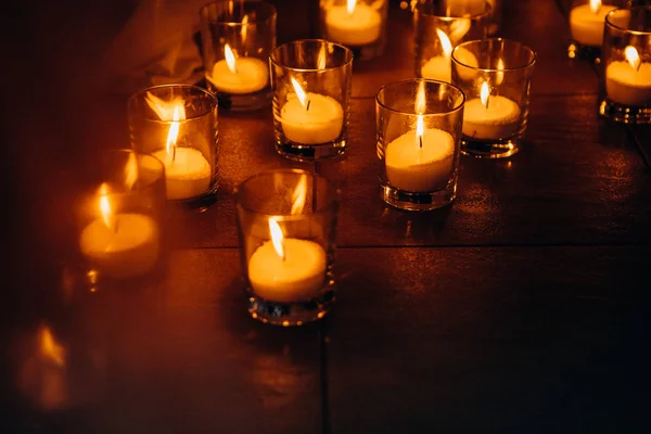 Muitas velas frascos de vidro areia feriado religião — Fotografia de Stock