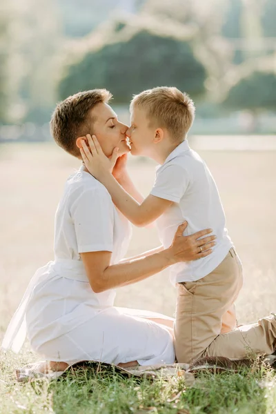 Familj mamma son kram spela utanför livsstil — Stockfoto