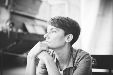 Kadın yüzü rüya gibi. Duygular portre ışığı. 