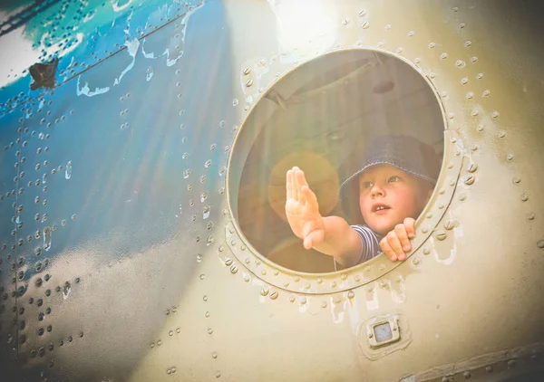 Fiú belsejében repülőgép ablak tanulmány kabin retro — Stock Fotó
