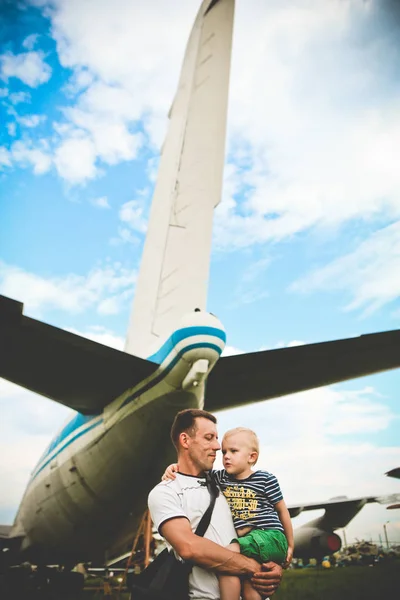Baba oğlu retro havacılık müzesi uçak keşfetmek — Stok fotoğraf