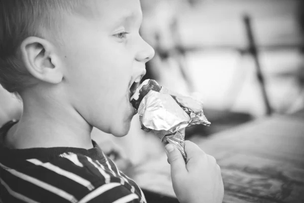 子供はポプシクルアイスクリームシルバーラップを食べる — ストック写真