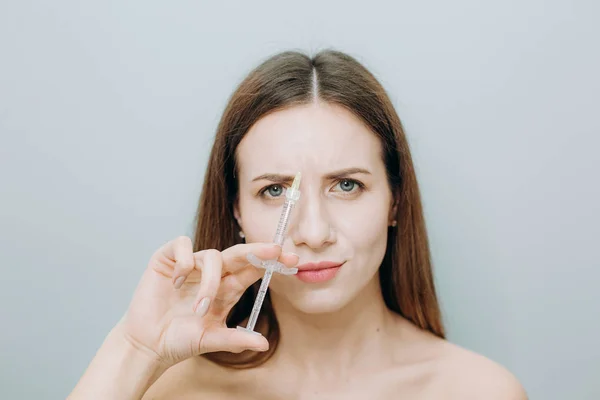 Инъекционная косметология красивые губы шприц омоложения кожи — стоковое фото