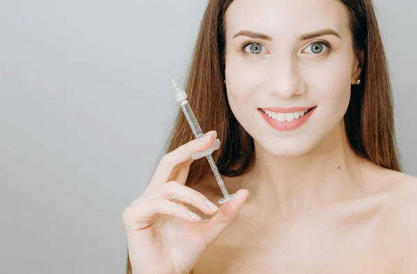 Инъекционная косметология красивые губы шприц омоложения кожи — стоковое фото
