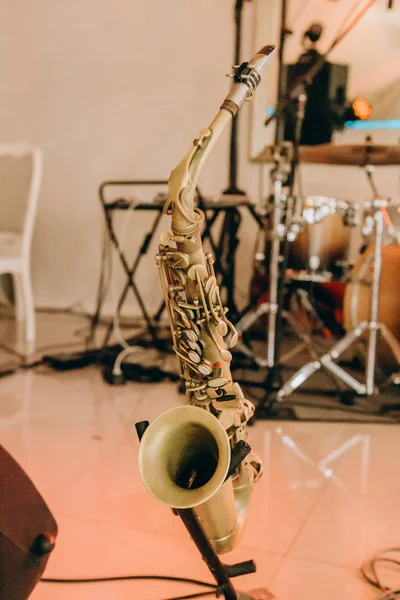 Instrumento musical trompeta saxofón escenario centro — Foto de Stock