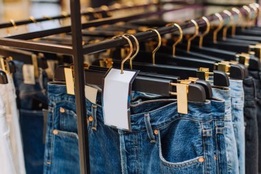 şık kot giyim mağazası vitrin butik duruyor