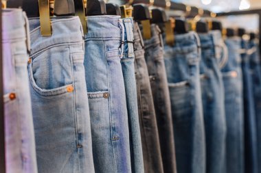 şık kot giyim mağazası vitrin butik duruyor
