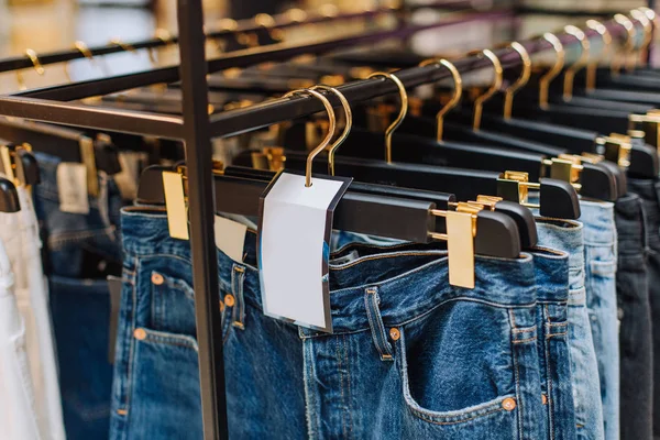 Stijlvolle jeans kledingwinkel stands showcase Boutique — Stockfoto