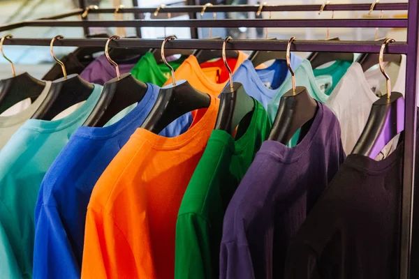 Fashion Boutique kleren staan verscheidenheid kleur vesten — Stockfoto