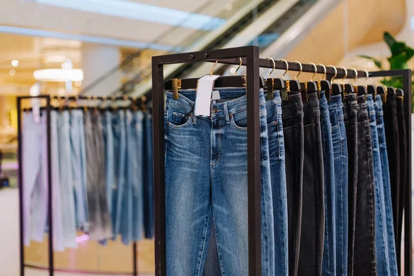 Elegante loja de roupas jeans stands vitrine boutique — Fotografia de Stock