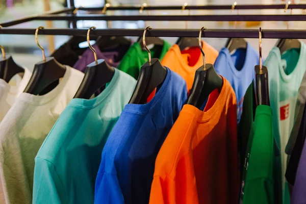 Fashion Boutique kleren staan verscheidenheid kleur vesten — Stockfoto