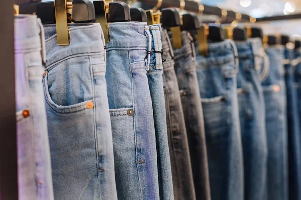 Стильные джинсы магазин одежды стенды витрина бутик — стоковое фото