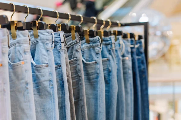 Elegante loja de roupas jeans stands vitrine boutique — Fotografia de Stock