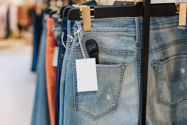 şık kot giyim mağazası vitrin butik duruyor