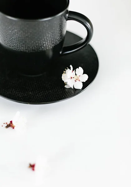 Platillo taza negro elegante textura florecimiento cerezo — Foto de Stock