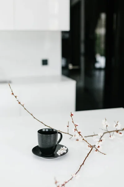 Tasse untertasse schwarz stilvolle textur blühen kirsche — Stockfoto