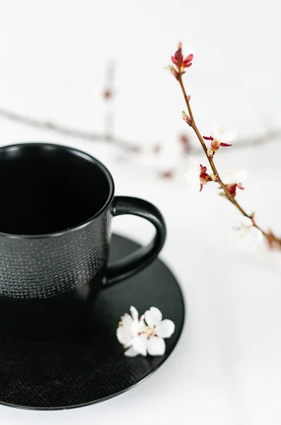 Tazza piattino nero elegante texture ciliegio in fiore — Foto Stock