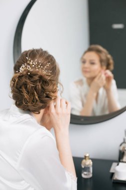 gelin sabah ayna makyaj aksesuarları görünüyor.