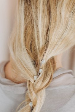 Sarı elbiseli kadın çiçek saçlı.