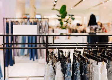 satış çeşitleri denim toplama standı butik dükkanı