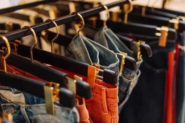 Verkauf Sortiment Denim Kollektion Ständer Gold Haken — Stockfoto