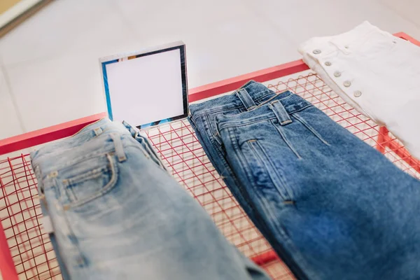 Satış çeşitleri denim toplama standı butik dükkanı — Stok fotoğraf