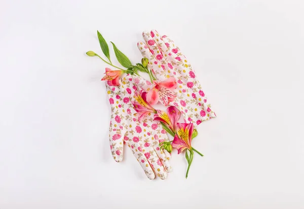 Vrouwelijke glamoureuze set tuin roze handschoenen bloemen — Stockfoto