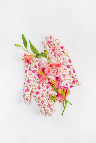 Vrouwelijke set werken tuin roze handschoenen bloemen — Stockfoto