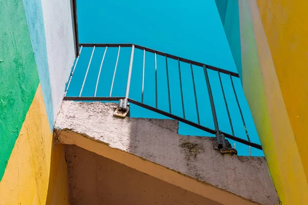 ศิลปะการออกแบบสีผนังอาคารเส้นเรขาคณิต — ภาพถ่ายสต็อก