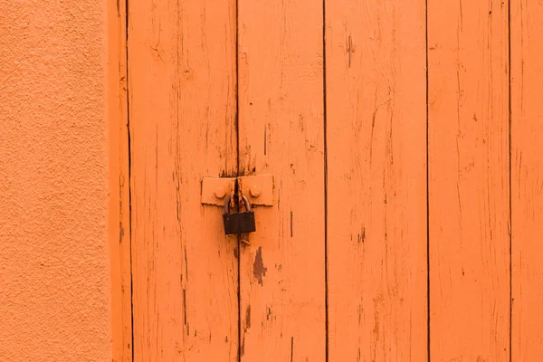 ヴィンテージ木製のゲートレトロな南京錠明るい色 — ストック写真