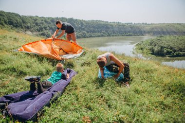aile erkekler hafta sonu çadır kanyon geceleme