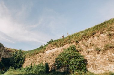 eski harabe sur duvar gezgin yukarıda araştırıyor