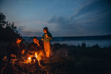 üç erkek gece yangın hafta sonu göl manzara